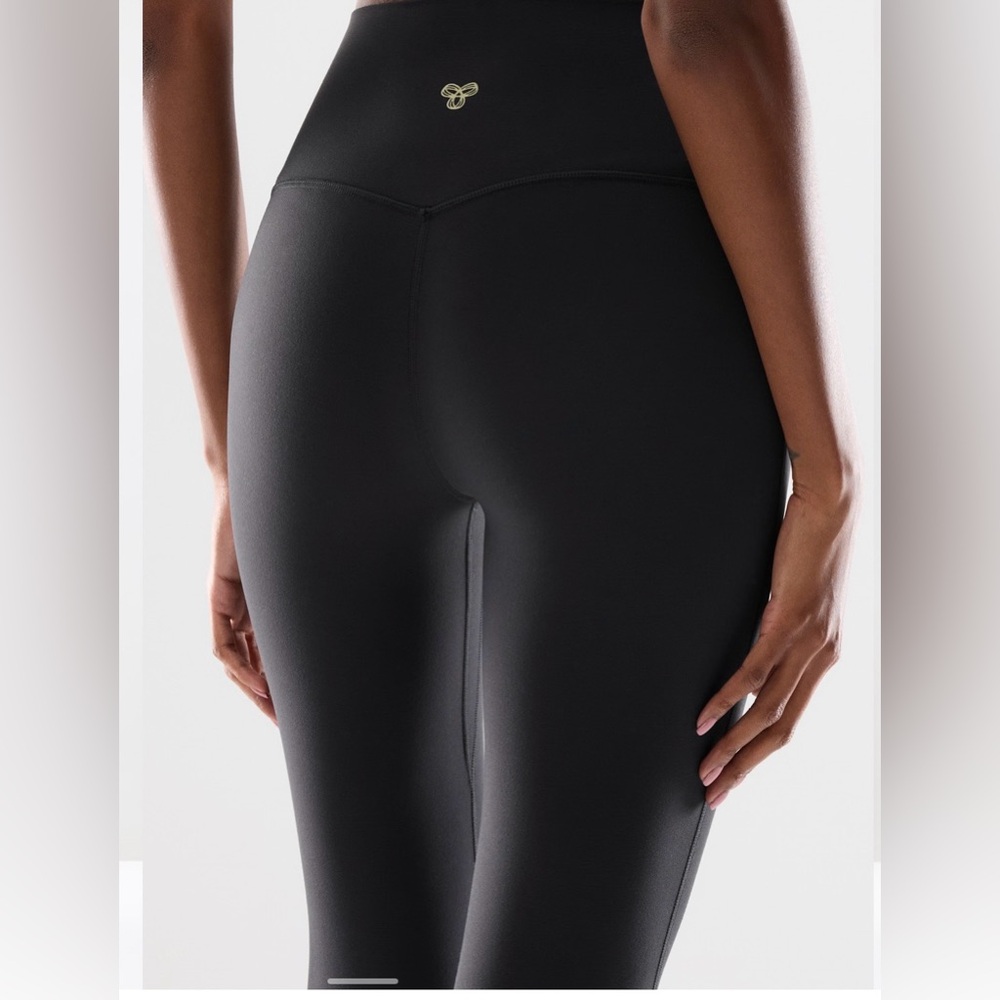 Aritzia Black High-Rise Sculpting Leggings